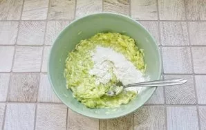 Add dried basil and flour. You can eat whole grains, but I have the usual wheat. Mix pizza dough.