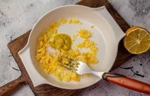 Add not very spicy mustard and mix with the yolks. Pour in lemon juice.