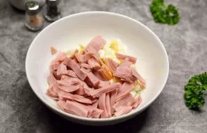 Cut the ham into small pieces and add to the salad.