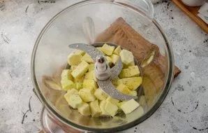 Put the chopped zucchini in a blender bowl, salt to taste and add peppers. You can add some of your favorite spices.