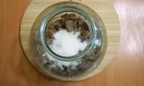 Put dried bread, sugar in a three-liter bottle.