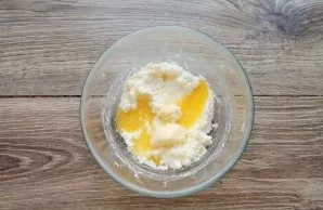 Melt the butter and pour it into a bowl with cottage cheese. Blend everything with a blender until smooth.