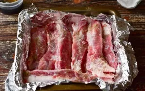 Salt the meat and pepper it.