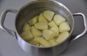 While the minced meat is cooking, peel the potatoes and put to boil.