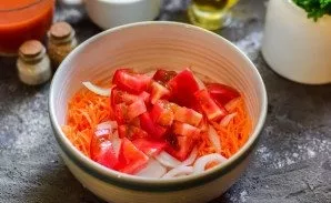Wash the tomatoes and cut into small cubes.