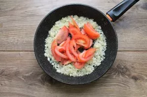 Wash the tomatoes, dry and cut into slices. Salt everything, pepper and simmer for another 5 minutes.