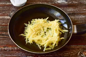 Heat vegetable oil in a pan. Add the grated potatoes and make a groove in the middle for the egg.