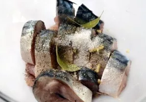 Put the pieces of fish in a deep container, add vinegar, salt, sugar, garlic and spices.