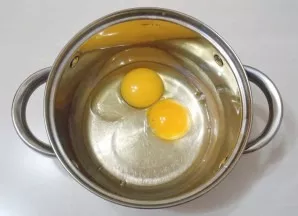 Wash and beat the eggs in a bowl. I use a 1 liter pot.