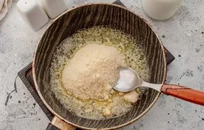 Melt the butter in a pan, add the grated cheese and heat for a minute.