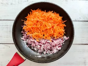 Rinse the carrots well under running water, peel, grate and put in a pan with onion.
