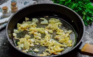 Heat vegetable oil in a pan, add onion, fry for 2-3 minutes until golden brown.