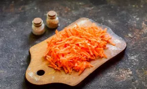 Peel and wash the carrots, grate.