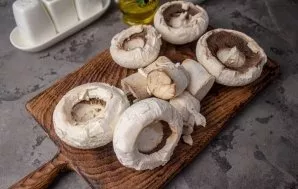 Peel the mushrooms, remove the paws.