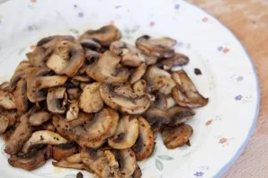 Remove the baked mushrooms from the pan, transfer to a plate and set aside for a while.