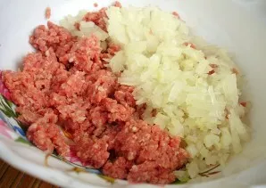 We are preparing the filling. Finely chop the onion and add to the minced meat. Salt and pepper. You can also put the pulp pulled out of ...
