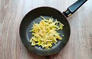 Remove the seeds from the pepper, cut into thin strips and add to the pan with the leeks.