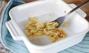 After that, drain the milk and crush the garlic.