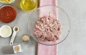Mix the minced meat well until smooth.
