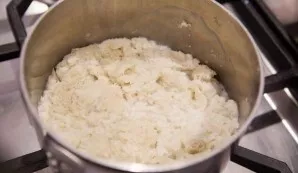 Turn off the fire and leave the mixture to cool.