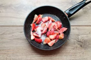 Cut the remaining strawberries into pieces and put in a pan. Pour sugar into the pan and add water. Put on medium heat and simmer for 5 m...