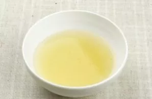 Fill the gelatin with half a glass of water, leave it to swell for half an hour.