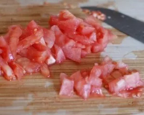 Cut the tomatoes into small cubes.