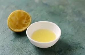 Squeeze the juice from the lemon.