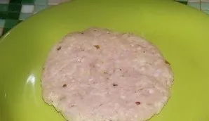 From the resulting mince we form cutlets. Roll them in breadcrumbs.