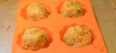 Place 100 grams of minced meat in silicone molds, and grease the form itself with oil.
