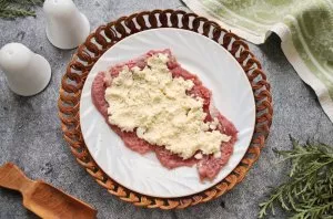 Grate the cheese, mix with mayonnaise and chopped garlic. Smear the surface of the turkey pieces.