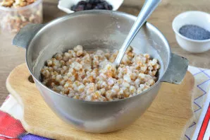 In the morning, drain the water, pour the flakes with 300 grams of water and boil for 30-35 minutes until tender.