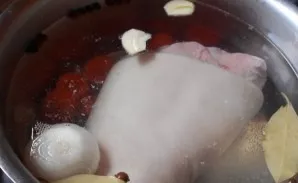 Put the carcass in the water, add carrots, onions, garlic, pepper and bay leaf, cook for about two hours.