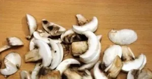 We clean the champignons and rinse them lightly with water. Then cut into slices.