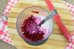 Put grated beets and kefir in a blender.