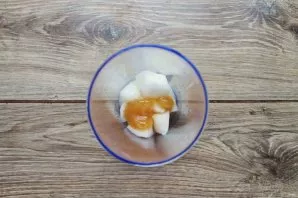 Add honey to the blender with pieces of melon.