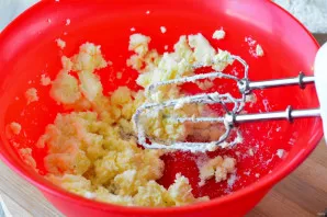 Beat sugar and butter with a mixer.