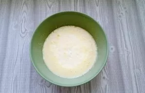 Pour kefir, melted butter, pour soda. Mix these ingredients.