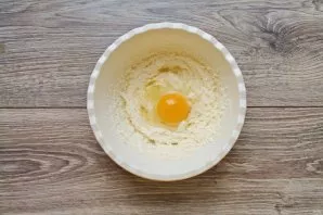 In a bowl with whipped butter, beat the egg, beat until fluffy.