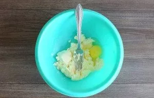 Beat the egg, add the shouted mayonnaise and mix well.