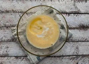 Pour kefir, vegetable oil and mix.