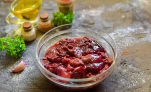 Prepare chicken liver. For liver, use chilled, not frozen. Be sure to rinse and dry.