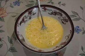 Rub the pieces of meat with salt and pepper. Beat eggs with milk.