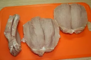 Cut each steak in half, without reaching the end of 0.5-1 cm.