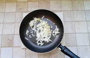 Peel the onion and garlic, wash and chop. Put in a pan with sunflower oil.