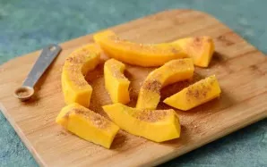 Sprinkle the pieces with sugar and cinnamon. Sprinkle with water to dissolve sugar.