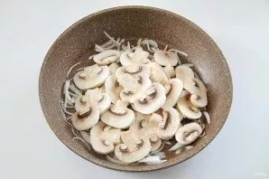 While stirring, fry until tender. Wash the mushrooms, dry them, cut into thin slices and put them in a pan with onions.