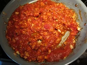 Wash the tomatoes and chop with a blender. You can also use tomato sauce or paste. If you wish, you can add a little adjika. Pour the sau...