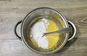 Sift the flour into a saucepan with the yolk and stir until smooth without lumps.