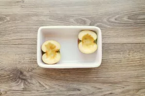 Wash the apple, dry it and cut it into two parts. Remove the core and place in a baking dish.